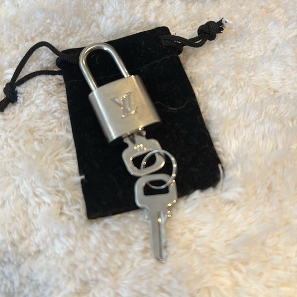 Louis Vuitton Silver Matte Lock & Keys # 315 - Picture 6 of 6